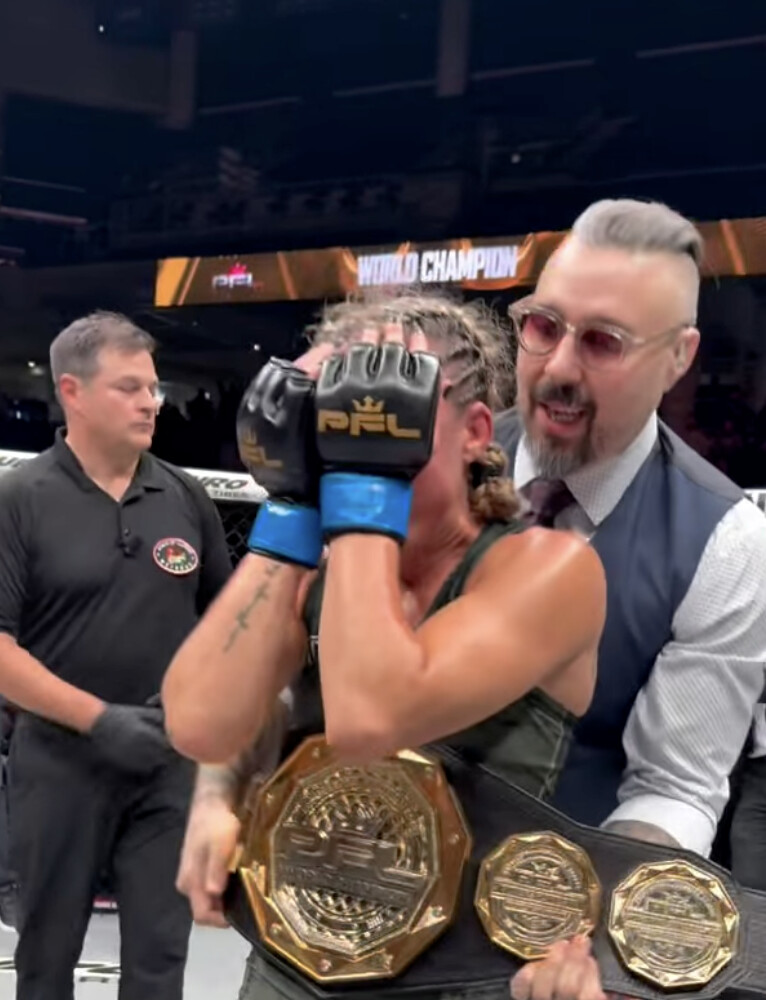 Джена Бишоп с чемпионским поясом PFL после победы над Лиз Кармуш