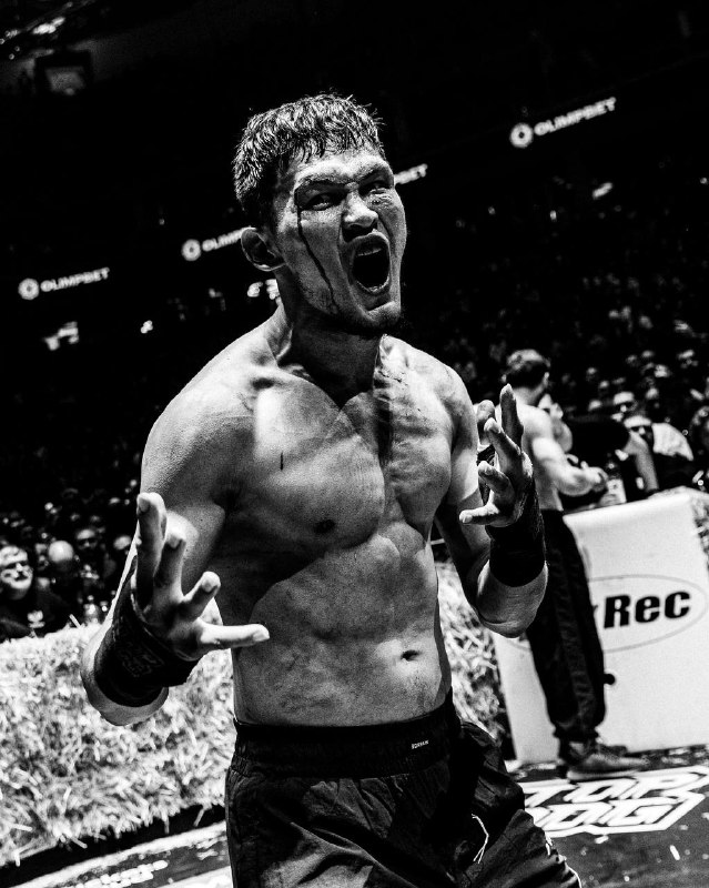 Боец эмоционально празднует на сене после боя на Top Dog 43