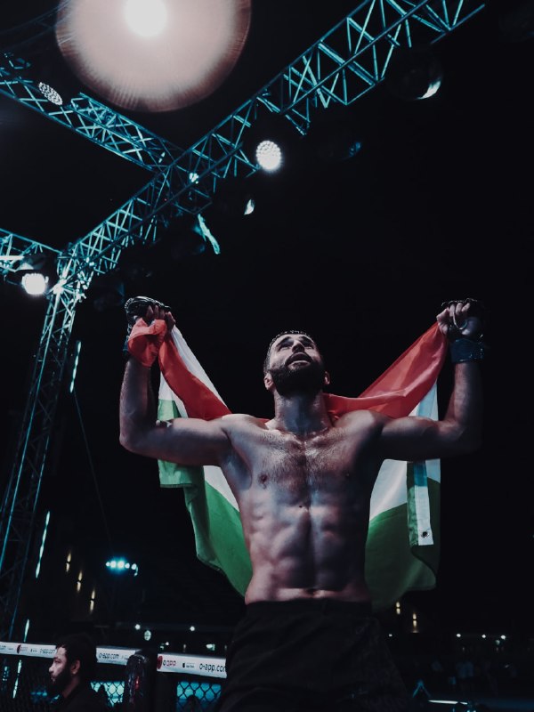 Джовидон Бердиев с флагом Таджикистана после победы на OCTAGON 89
