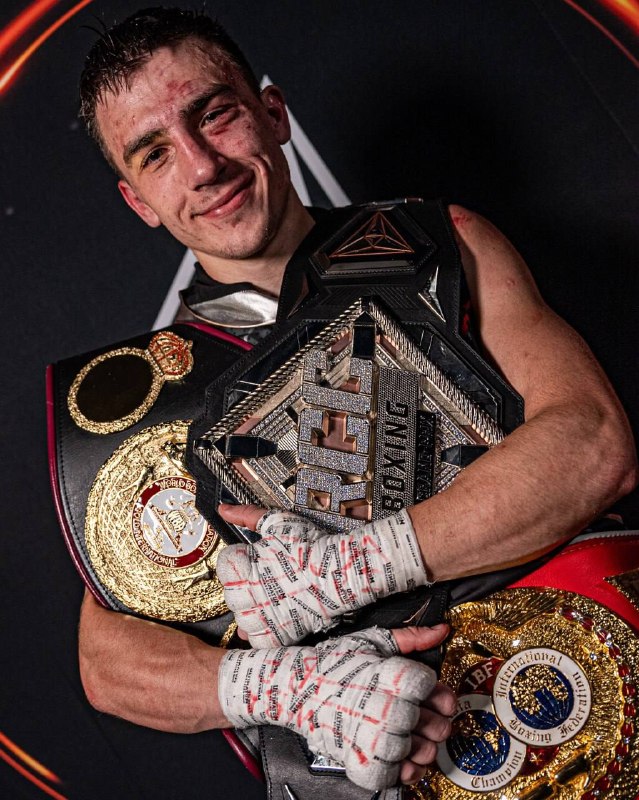 Александр Зырянов с поясами RCC, WBA Gold International и IBF Asia