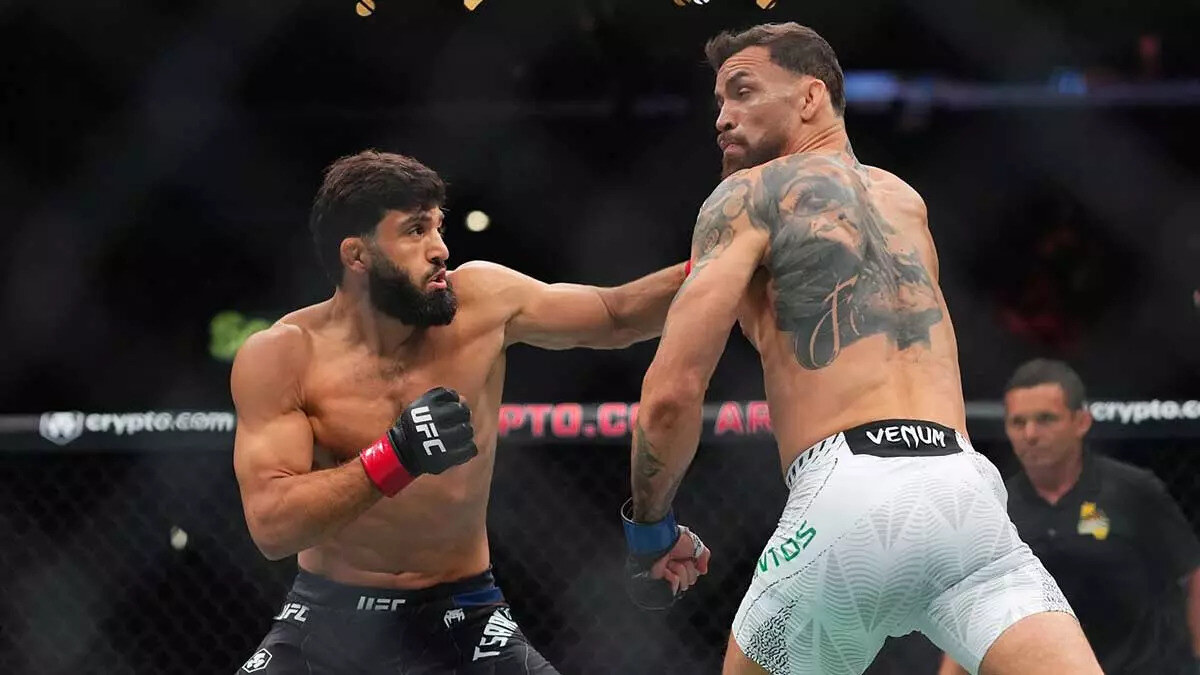 Арман Царукян атакует Маурисио Руффи в бою на UFC 331