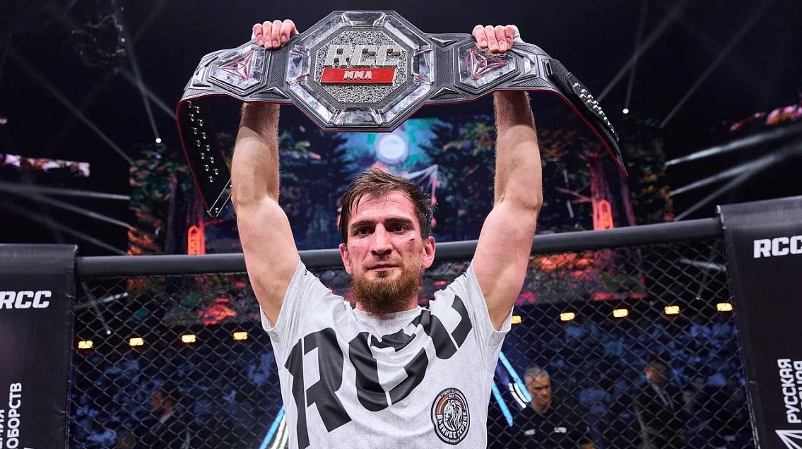 Абдулмалик Мугидинов поднимает пояс чемпиона RCC над головой