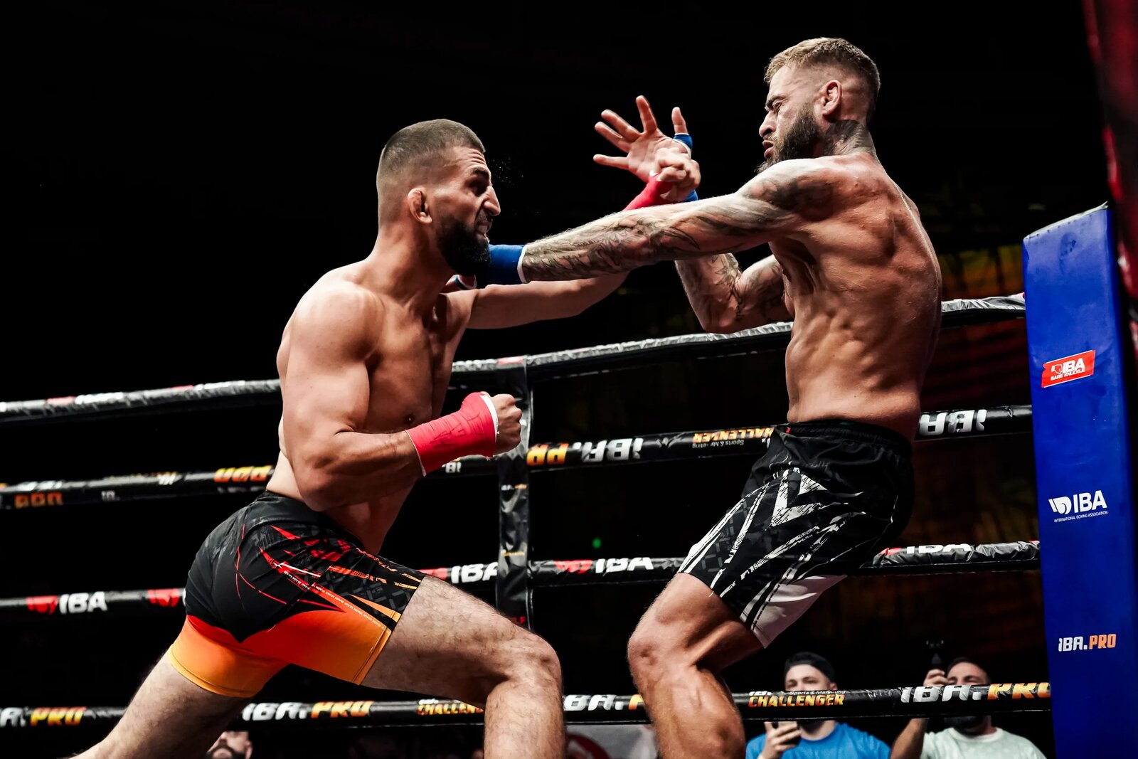 Алан Саламов атакует Маркуса Суареса на турнире IBA Bare Knuckle 6
