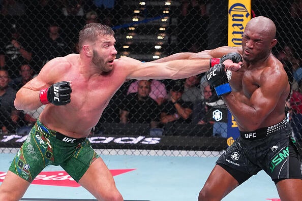 Дрикус дю Плесси пробивает Камару Усмана в главном бою UFC Fight Night 281