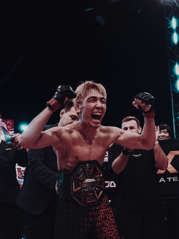 Кайсар Жаугашар с поясом чемпиона OCTAGON в наилегчайшем весе