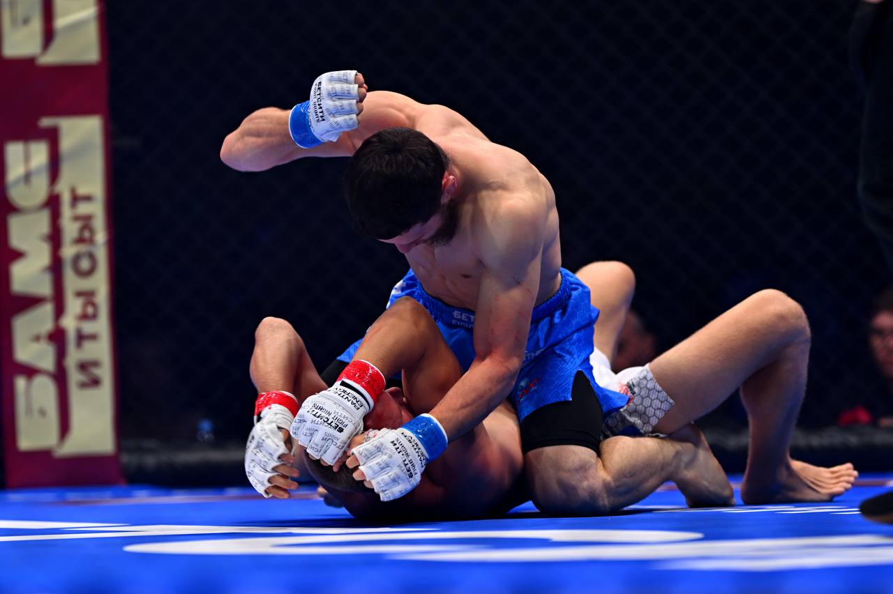 Боец добивает соперника в партере на турнире БЕТСИТИ Fight Nights 142 в Майкопе