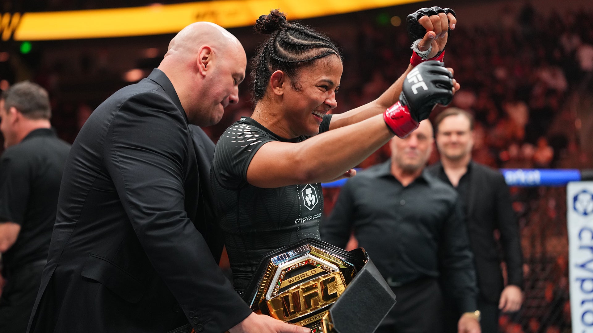 Наталья Силва с чемпионским поясом UFC после победы над Ван Цун