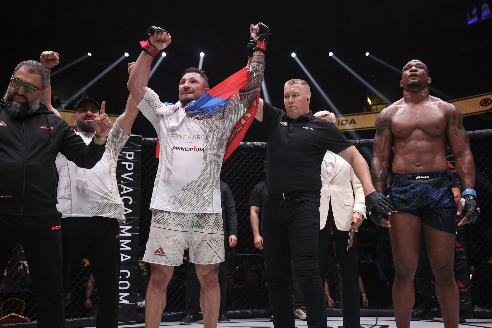 ACA 207: Гончаров переиграл экс-топа UFC Алмейду и довёл серию до девяти побед