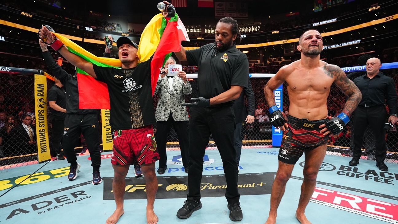 Джошуа Ван с флагом Мьянмы после победы над Александром Пантожей на UFC 331
